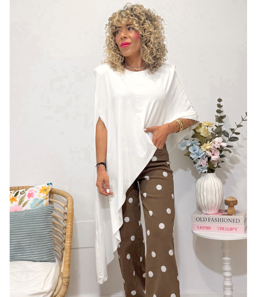 CAMISETA ASIMÉTRICA HOMBRERAS